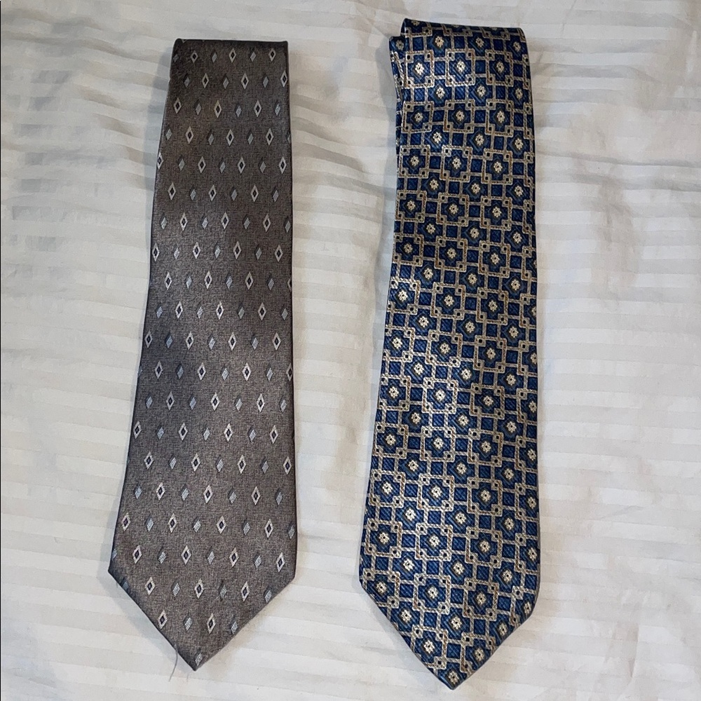 Roundtree & Yorke Navy and‎ Gold Geometric Men's silk Tie